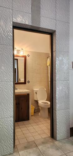 La salle de bains est pourvue de toilettes et d'un lavabo. dans l'établissement Sunrise Club Hotel, à Negril