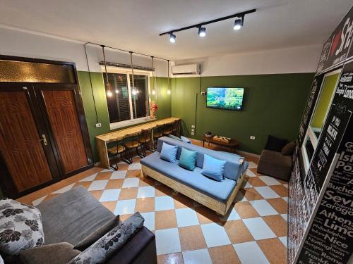 uma sala de estar com um sofá e almofadas azuis em Shkodra Hostel em Shkodër