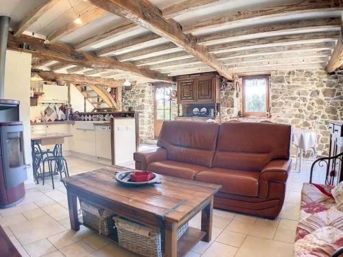 un salon avec un canapé et une table dans l'établissement La Grange d'Ardichen vue sur les montagnes, à Soulan
