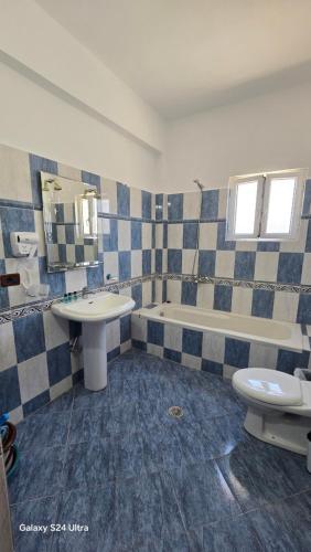 y baño con lavabo, bañera y aseo. en Vila Zeqo Muka, en Ksamil