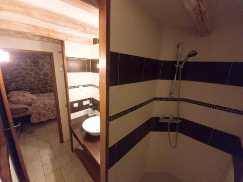 une salle de bain avec douche et lavabo dans l'établissement La Grange d'Ardichen vue sur les montagnes, à Soulan
