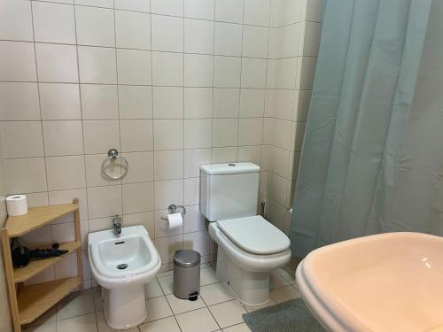 uma casa de banho com um WC e um lavatório em Douro River Cozy Flats no Porto