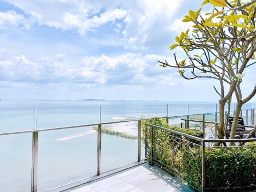 un balcón con vista al mar en Silver Scape Residence Melaka Raya By Heystay Management, en Melaka