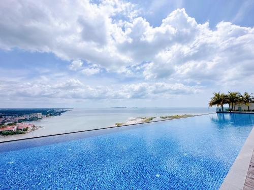 una gran piscina con vistas al océano en Silver Scape Residence Melaka Raya By Heystay Management en Melaka
