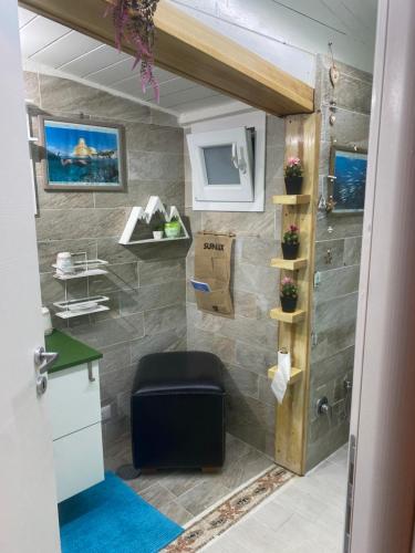 Cette petite chambre comprend une salle de bains pourvue de toilettes. dans l'établissement B&B Villa Irma guest house, à Crotone