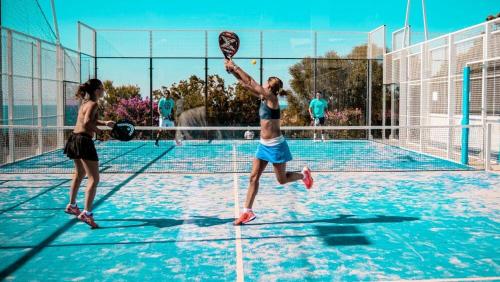 duas mulheres a jogar ténis na água em Al centro di tutto em Campomarino