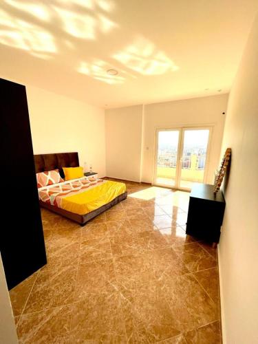 1 dormitorio con cama y ventana grande en Residence guessab en Orán