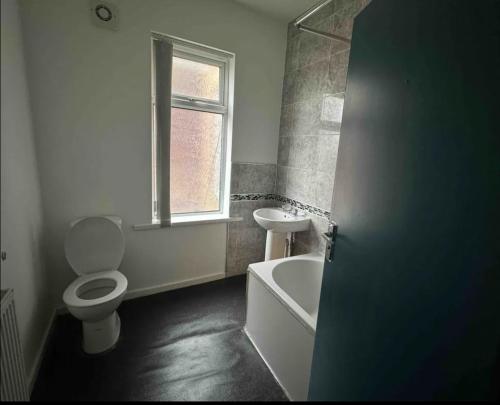 Koupelna v ubytování Comfortable Room in Shared Sheffield Detached House