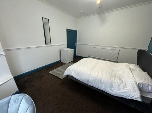 Postel nebo postele na pokoji v ubytování Comfortable Room in Shared Sheffield Detached House