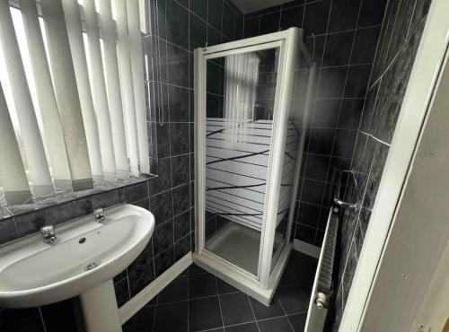 Koupelna v ubytování Comfortable Room in Shared Sheffield Detached House