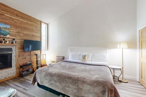 タホ・ビスタにあるCasa Felizのベッドルーム(大型ベッド1台、暖炉付)