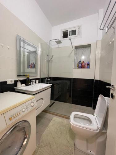 Un baño de Perla Luxury Apartment - Private Patio & Parking