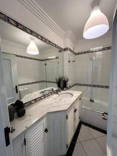 baño con 2 lavabos y espejo grande en Moradia Almorávia en Olhos de Água