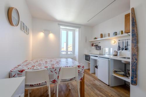 une cuisine et une salle à manger avec une table et des chaises dans l'établissement Atlantic Selection - Les toits de Beaurivage - La côte des Basques avec parking, à Biarritz