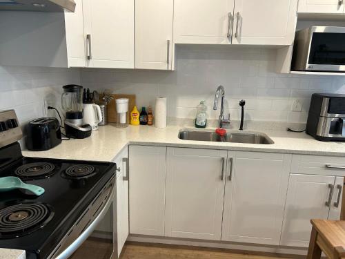 Η κουζίνα ή μικρή κουζίνα στο New, Spacious 2 Bedrooms in Downtown With Free Parking!