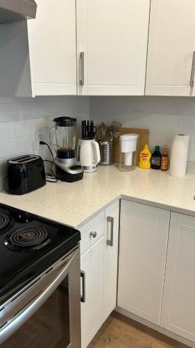 Η κουζίνα ή μικρή κουζίνα στο New, Spacious 2 Bedrooms in Downtown With Free Parking!