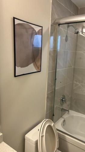 Ένα μπάνιο στο New, Spacious 2 Bedrooms in Downtown With Free Parking!