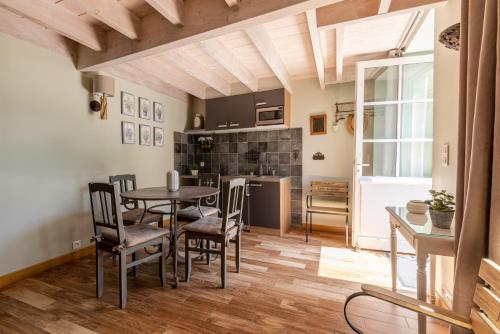 a kitchen and dining room with a table and chairs at Château La Gravière in Vertheuil-en-Médoc