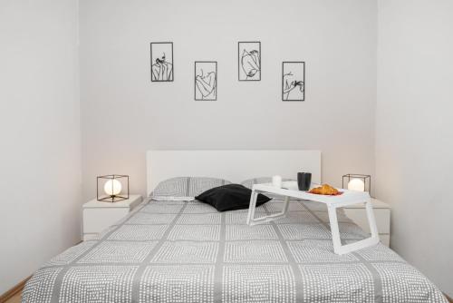 um quarto branco com uma cama e uma mesa em Casa Merla em VeliGolji