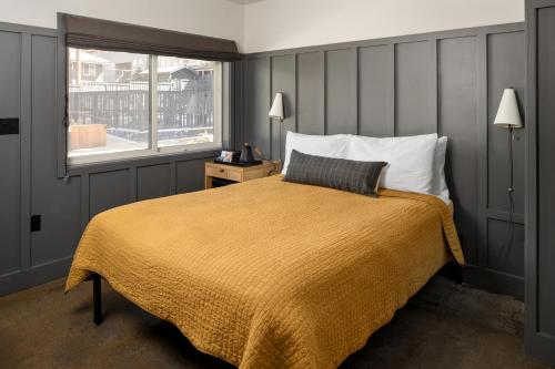 Ένα ή περισσότερα κρεβάτια σε δωμάτιο στο The Coachman Hotel
