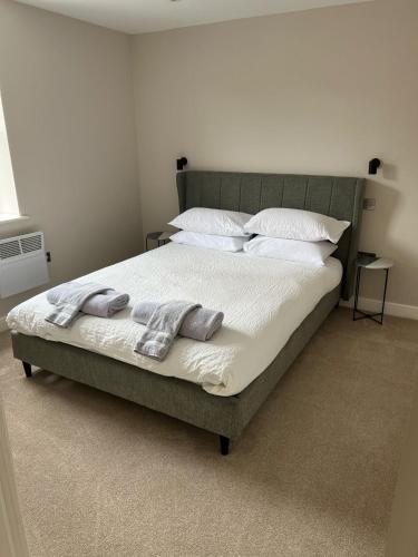 um quarto com uma cama com duas toalhas em Luxury Leeds City Centre 1 Bedroom Flat em Leeds