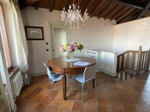 a dining room with a table and chairs and a chandelier at SWEETHOME ARENA VIEW - con parcheggio in Verona