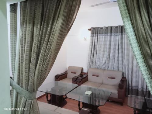 Oleskelutila majoituspaikassa One Bed Furnished Apartment