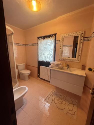 a bathroom with a toilet and a sink and a toilet istg at SWEETHOME ARENA VIEW - con parcheggio in Verona