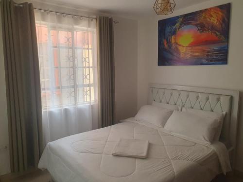 1 dormitorio con cama blanca y ventana en Novel 1-Bedroom in Madaraka Estate, Nairobi en Nairobi
