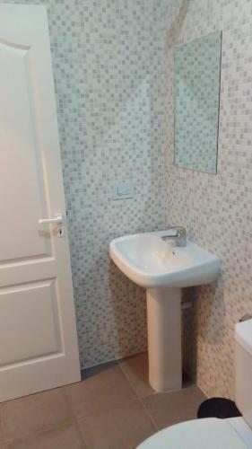 a bathroom with a sink and a toilet at HOTEL ARANDÚ in Villaguay