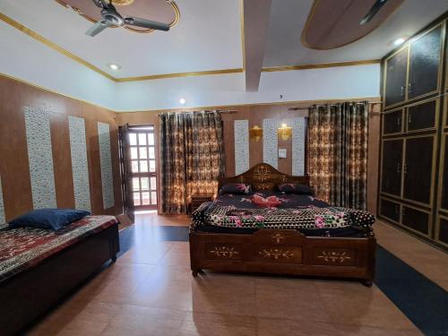 Ένα ή περισσότερα κρεβάτια σε δωμάτιο στο Divine Homestay