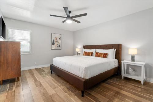 1 dormitorio con 1 cama y ventilador de techo en Backyard Oasis Heated Pool Game Room Gazebo en Phoenix