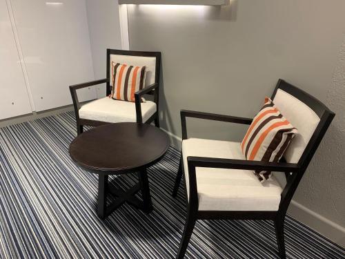 two chairs and a table in a room at Benjamín I in San Salvador de Jujuy