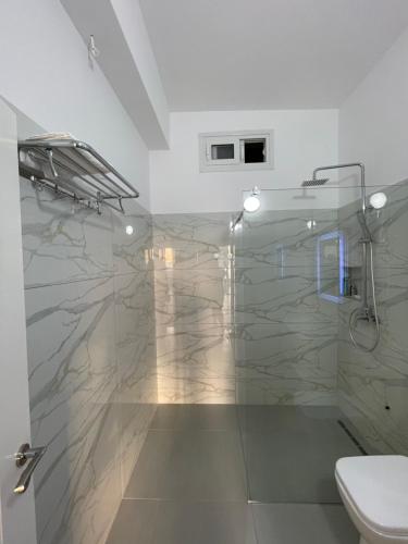 Un baño de Perla Luxury Apartment - Private Patio & Parking