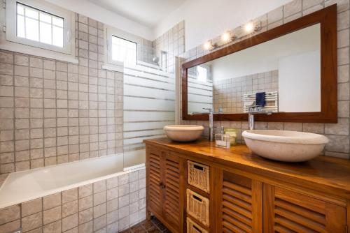 une salle de bain avec deux lavabos, un miroir et une baignoire dans l'établissement Les quatre vents, à Cagnes-sur-Mer