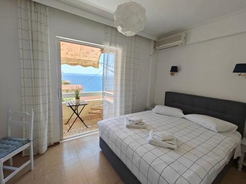 Hotel Rania في لوترا إديبسو: غرفة نوم مع سرير وإطلالة على المحيط