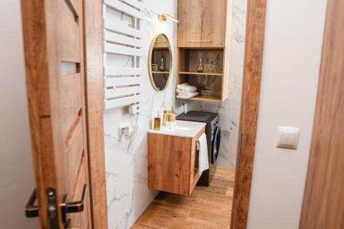 a bathroom with a sink and a mirror at Boszkowo Horizon Park in Boszkowo-Letnisko