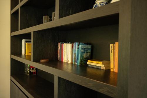 a book shelf with books on it at Loweide Lodges & Holiday Homes near Bruges in Oostkamp