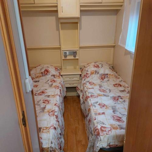 - 2 lits dans une petite pièce adjacente dans l'établissement Mobil-home au Camping Bleu Marine, à Sérignan