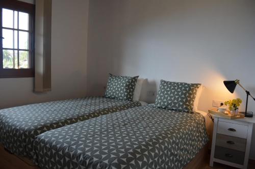 um pequeno quarto com uma cama e uma janela em Galeón Ossorio Vistas Panoramicas em Vallehermoso