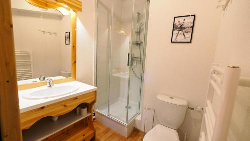 een badkamer met een douche, een toilet en een wastafel bij Chalet De Florence - 3 Pièces pour 8 Personnes 124 in Modane