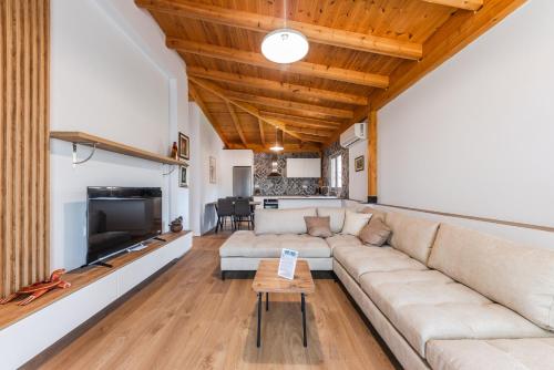 Beni's Villa Apartments by PS