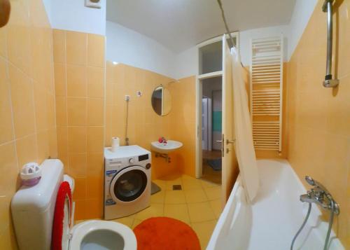 y baño con aseo, lavabo y lavadora. en MINIMI 2, en Zagreb