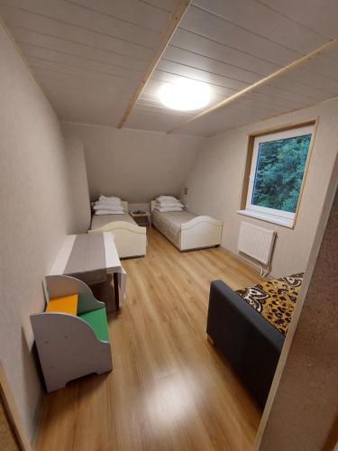 Dariaus ir Gireno 7 في زاراساي: غرفة صغيرة بها سريرين وأريكة