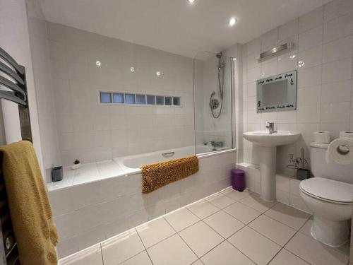 Ванная комната в City Centre Duplex Apartment