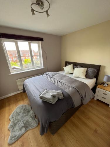 a bedroom with a large bed and a window at Stylish 2 Bedroom Home In Essex in Basildon