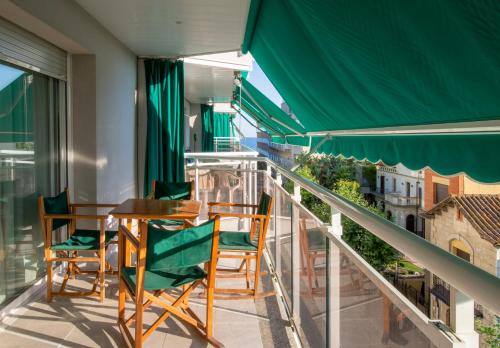 a balcony with a table and chairs on a balcony at Cozy Apartment 50 meters beach in Calafell