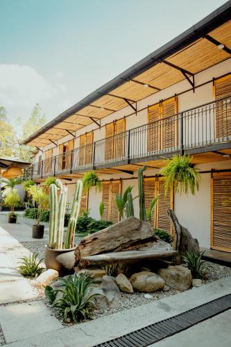 a building with a bench in front of it at Hotel Casa de Hadas in Minca