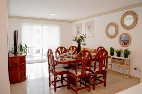 a dining room with a table and chairs at 3BR Sn Rafael CDMX metro, mercado, Reforma, Zócalo in Mexico City