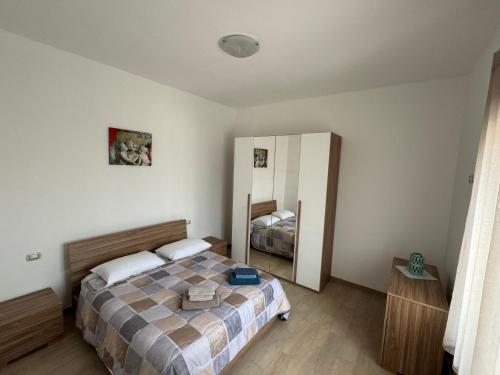 ein Schlafzimmer mit einem Bett und einem großen Spiegel in der Unterkunft B&B CARLO e ANNA in Ottava Sassari